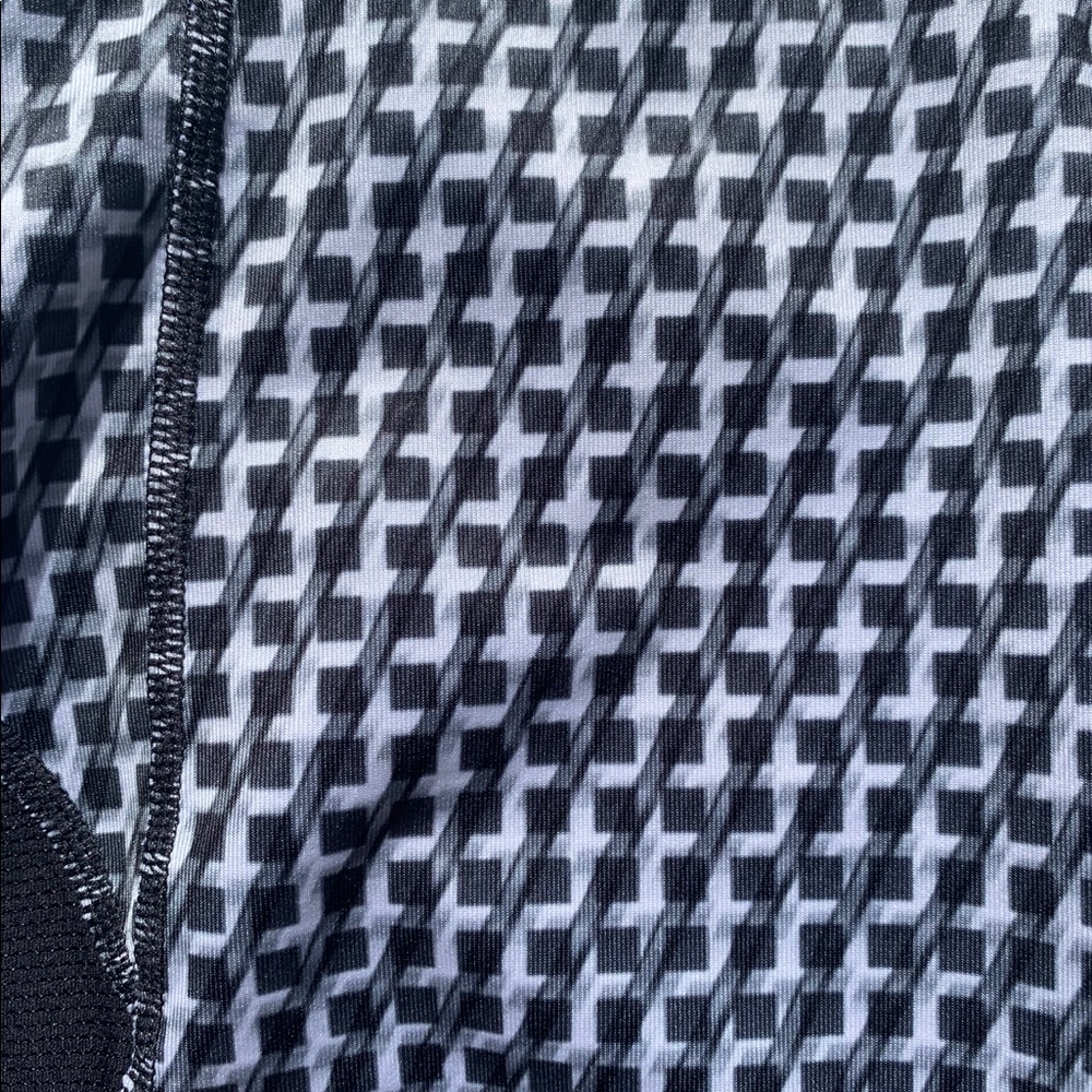 Athleta women’s capri length leggings. B/W pattern - Picture 3 of 5